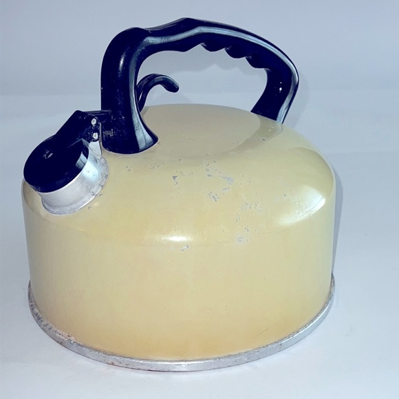MID CENTURY MODERN MIRRO 2 1/2 Quart Kettle Tea Pot Yellow Enamel Vintage - Picture 1 of 5